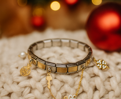 Χειροποίητο ατσάλινο  δίχρωμο βραχιόλι, διακοσμημένο με ατσάλινα στοιχεία και charms για το 2026, όπως τετράφυλλο με στρας για λάμψη και ρόδι και κλειδί  για καλοτυχία για το νέο έτος