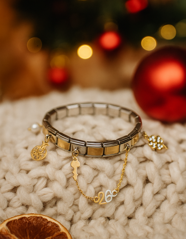 Χειροποίητο ατσάλινο  δίχρωμο βραχιόλι, διακοσμημένο με ατσάλινα στοιχεία και charms για το 2026, όπως τετράφυλλο με στρας για λάμψη και ρόδι και κλειδί  για καλοτυχία για το νέο έτος