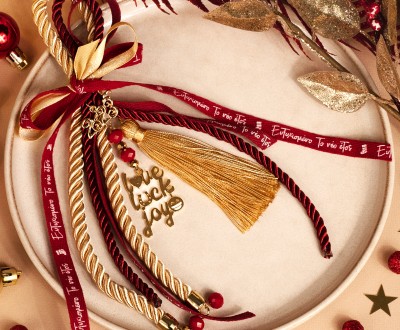 Γούρι με μεταλλικά στοιχεία “2023” και “love - luck – joy”, ρεγιόν, κορδέλες και φουντάκι