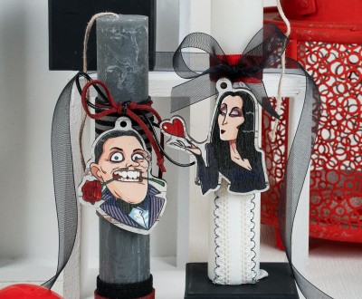 Πασχαλινές λαμπάδες στρογγυλές ανάγλυφες σε γκρι σκούρο και λευκό χρώμα για ζευγάρια με ξύλινο στοιχείο  ''οικογένεια Adams  γυναίκα- οικογένεια Adams άνδρας''