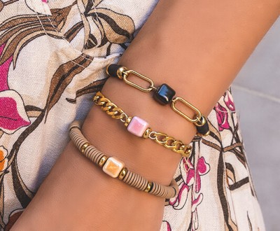 Σετ βραχιόλια με ατσάλινες αλυσίδες και κεραμικούς κύβους σε διάφορα χρώματα