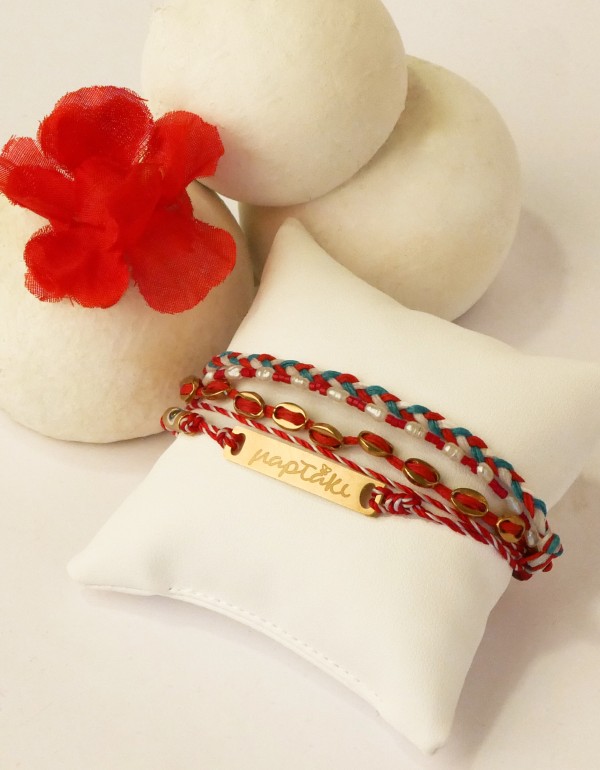 Βραχιόλι Μάρτης, με ατσάλινη ταυτότητα, ορειχάλκινη αλυσίδα και layers από κερωμένο κορδόνι