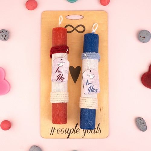 Ξύλινη βάση με printing σχέδιο 'Couple goals'. Περιλαμβάνει σετ χειροποίητες αρωματικές λαμπάδες