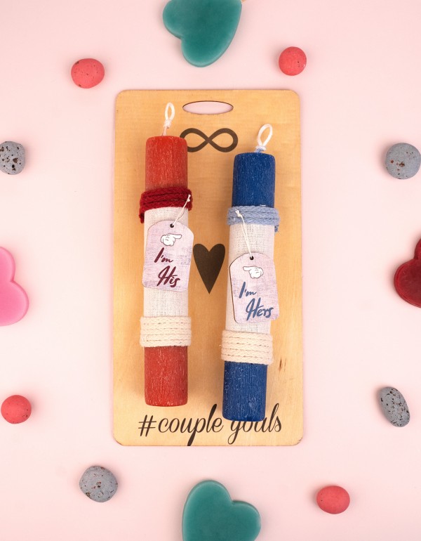 Ξύλινη βάση με printing σχέδιο 'Couple goals'. Περιλαμβάνει σετ χειροποίητες αρωματικές λαμπάδες