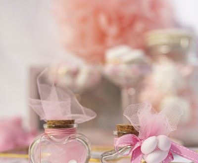 Μπομπονιέρες με διάφανα μπουκαλάκια σε σχήμα καρδιάς και αστέρι διακοσμημένες με τούλι και κορδέλες