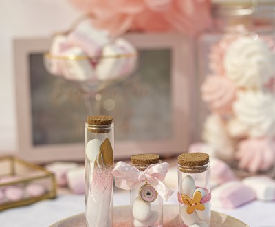 Μπομπονιέρες με διάφανα μπουκαλάκια σε διάφορα μεγέθη διακοσμημένες με μεταλλικά στοιχεία και διάφορες κορδέλες