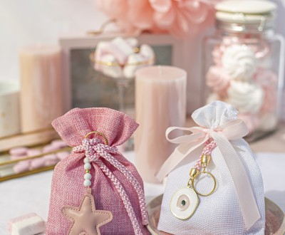 Μπομπονιέρες με υφασμάτινα πουγκιά διακοσμημένες με υφασμάτινο αστέρι, μεταλλικό μάτι και γυάλινες χάντρες