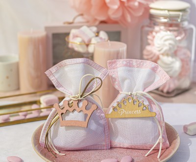 Μπομπονιέρες με υφασμάτινα πουγκιά, ξύλινα girly στοιχεία, ροζ κορδέλες και διάφορα κορδόνια