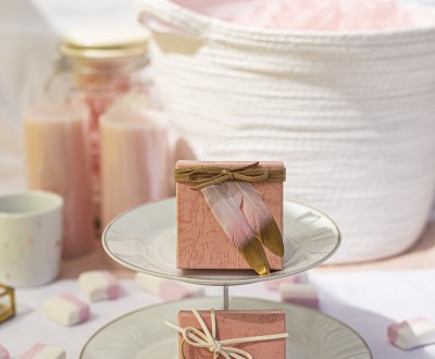 Μπομπονιέρες με χάρτινα marble ροζ κουτιά διακοσμημένες με φτερά, μεταλλικό στοιχείο μάτι και διάφορα κορδόνια