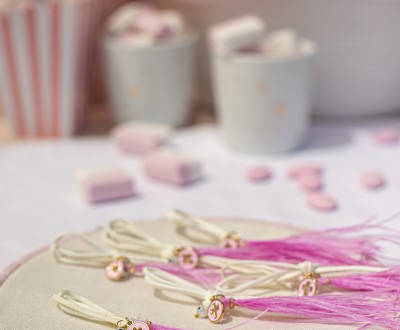 Μαρτυρικά με μεταλλικό στοιχείο σταυρό, κορδόνι σουέντ και ροζ φτερά