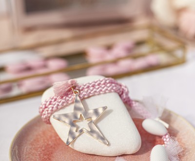 Μπομπονιέρα με βότσαλο, διακοσμημένη με μεταλλικό αστέρι, σατέν κορδόνι και τούλι