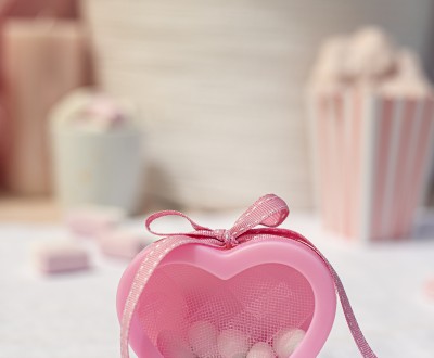 Μπομπονιέρα με ροζ κουτί σε σχήμα καρδιάς, κορδέλα και τούλι