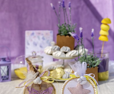 Μπομπονιέρες με ξύλινα τελάρα διακοσμημένες με υφασμάτινο αστέρι, φιλιγκρί πεταλούδα και διάφορες κορδέλες