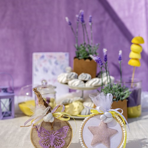 Μπομπονιέρες με ξύλινα τελάρα διακοσμημένες με υφασμάτινο αστέρι, φιλιγκρί πεταλούδα και διάφορες κορδέλες