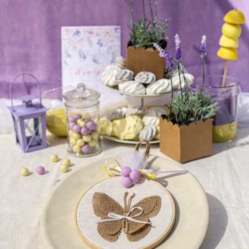 Μπομπονιέρα με ξύλινο τελάρο, πεταλούδα από γιούτα και διάφορες χρωματιστές κορδέλες