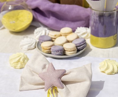 Μπομπονιέρα με ύφασμα σε σχήμα φιόγκο διακοσμημένη με υφασμάτινο αστέρι και κίτρινη κορδέλα