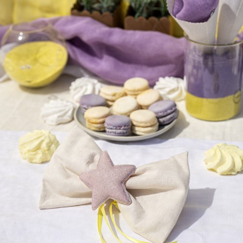 Μπομπονιέρα με ύφασμα σε σχήμα φιόγκο διακοσμημένη με υφασμάτινο αστέρι και κίτρινη κορδέλα