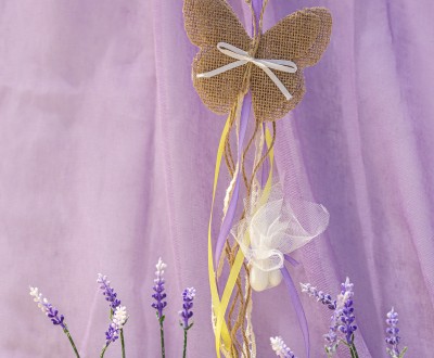 Κρεμαστή μπομπονιέρα με πεταλούδα από γιούτα, διάφορες χρωματιστές κορδέλες και τούλι