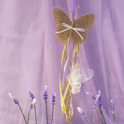 Κρεμαστή μπομπονιέρα με πεταλούδα από γιούτα, διάφορες χρωματιστές κορδέλες και τούλι