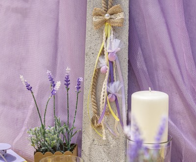 Κρεμαστή μπομπονιέρα με βαμβακερό ρεγιόν διακοσμημένη με υφασμάτινο φιόγκο και διάφορες κορδέλες