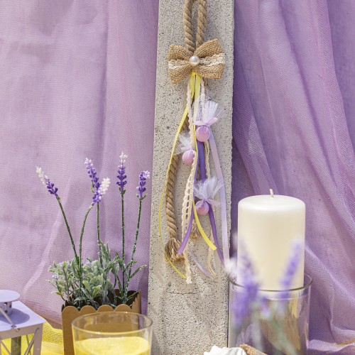 Κρεμαστή μπομπονιέρα με βαμβακερό ρεγιόν διακοσμημένη με υφασμάτινο φιόγκο και διάφορες κορδέλες