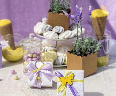 Μπομπονιέρες με χάρτινα marble λευκά κουτιά διακοσμημένες με μεταλλικό στοιχείο παγωτό, δερμάτινη πεταλούδα και διάφορες κορδέλες