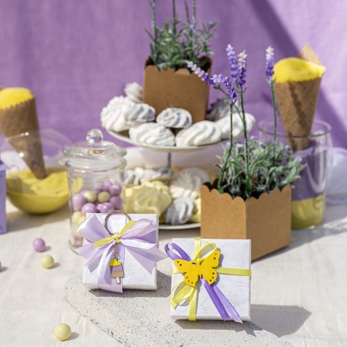 Μπομπονιέρες με χάρτινα marble λευκά κουτιά διακοσμημένες με μεταλλικό στοιχείο παγωτό, δερμάτινη πεταλούδα και διάφορες κορδέλες