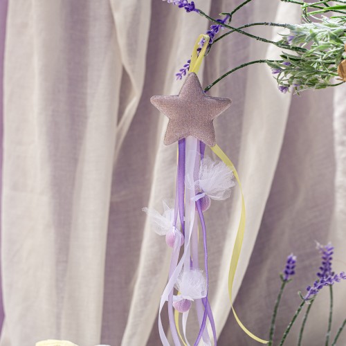 Κρεμαστή μπομπονιέρα με υφσμάτινο αστέρι, τούλι και διάφορες χρωματιστές κορέλες