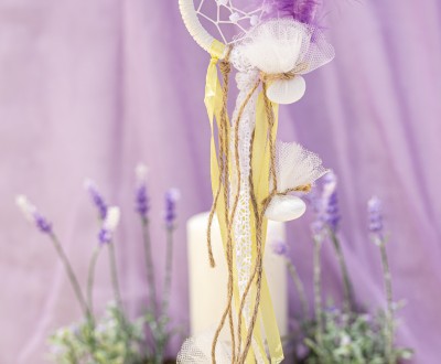 Κρεμαστή μπομπονιέρα με ονειροπαγίδα από λεπτομέρεις πλέξης διακοσμημένη με μωβ φτερά και διάφορες κορδέλες