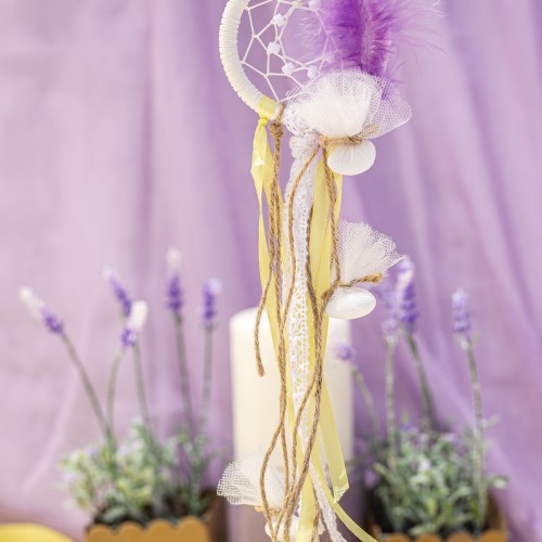 Κρεμαστή μπομπονιέρα με ονειροπαγίδα από λεπτομέρεις πλέξης διακοσμημένη με μωβ φτερά και διάφορες κορδέλες