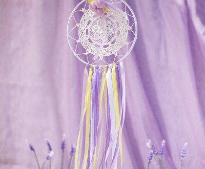 Κρεμαστή μπομπονιέρα με ονειροπαγίδα από λεπτομέρεις πλέξης διακοσμημένη με διάφορες χρωματιστές κορδελες και κίτρινα φτερά