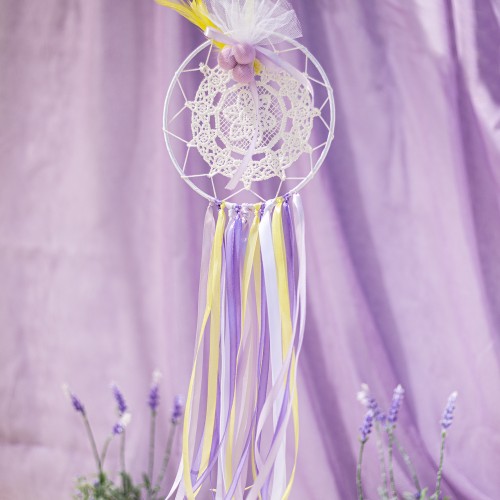 Κρεμαστή μπομπονιέρα με ονειροπαγίδα από λεπτομέρεις πλέξης διακοσμημένη με διάφορες χρωματιστές κορδελες και κίτρινα φτερά