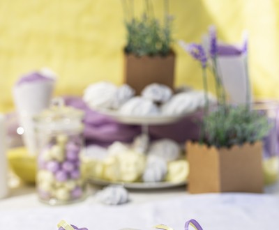 Μπομπονιέρα με ύφασμα σε σχήμα καραμέλας διακοσμημένη με υφασμάτινο αστέρι και διάφορες κορδέλες