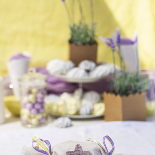 Μπομπονιέρα με ύφασμα σε σχήμα καραμέλας διακοσμημένη με υφασμάτινο αστέρι και διάφορες κορδέλες