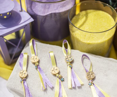 Μαρτυρικά με μεταλλικό στοιχείο σταυρό, χρωματιστές κορδέλες και μεταλλικό ματάκι σε σχήμα αστέρι