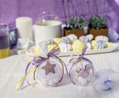 Μπομπονιέρες με διάφανο κουτί σε σχήμα μπάλας διακοσμημένες με υφασμάτινα στοιχεία αστέρι και Mickey και διάφορες κορδέλες