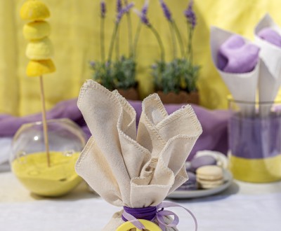 Μπομπονιέρα με ύφασμα διακοσμημένη με κίτρινο αυτοκινητάκι και κορδέλες