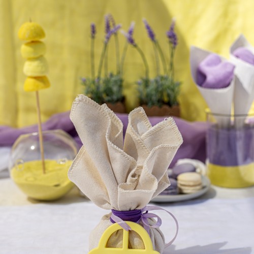 Μπομπονιέρα με ύφασμα διακοσμημένη με κίτρινο αυτοκινητάκι και κορδέλες