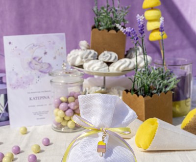 Μπομπονιέρα με λευκό πουγκί, μεταλλικό στοιχείο παγωτό και διάφορες χρωματιστές κορδέλες