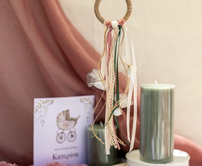 Μπομπονιέρα κρεμαστή με μεταλλικό κρίκο τυλιγμένο με σχοινί διακοσμημένη με τριαντάφυλλα και διάφορες κορδέλες