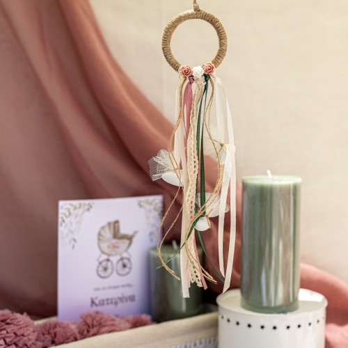 Μπομπονιέρα κρεμαστή με μεταλλικό κρίκο τυλιγμένο με σχοινί διακοσμημένη με τριαντάφυλλα και διάφορες κορδέλες