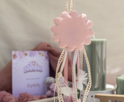 Μπομπονιέρα κρεμαστή με υφασμάτινο λουλούδι, δαντέλα πλεκτή και διάφορες κορδέλες