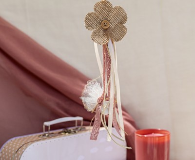 Μπομπονιέρα κρεμαστή με υφασμάτινο λουλούδι με κουμπί διακοσμημένη με διάφορες κορδέλες