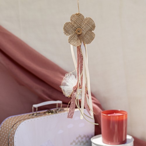 Μπομπονιέρα κρεμαστή με υφασμάτινο λουλούδι με κουμπί διακοσμημένη με διάφορες κορδέλες