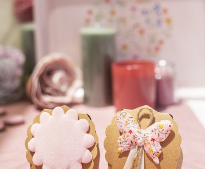 Μπομπονιέρες με craft κουτάκια διακοσμημένες με υφασμάτινο λουλούδι, floral πεταλούδα και διάφορες κορδέλες