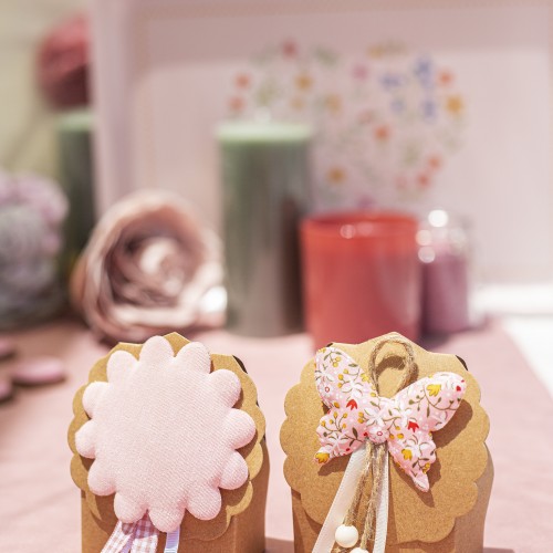 Μπομπονιέρες με craft κουτάκια διακοσμημένες με υφασμάτινο λουλούδι, floral πεταλούδα και διάφορες κορδέλες
