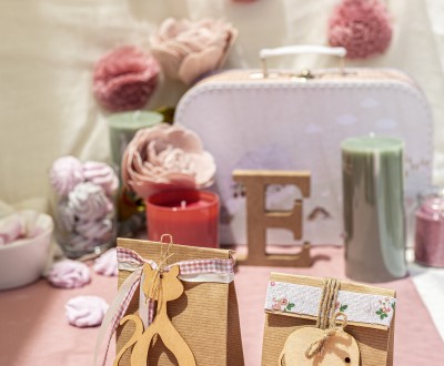 Μπομπονιέρες με craft σακουλάκια διακοσμημένες με ξύλινα στοιχεία ζωάκια και διάφορες κορδέλες