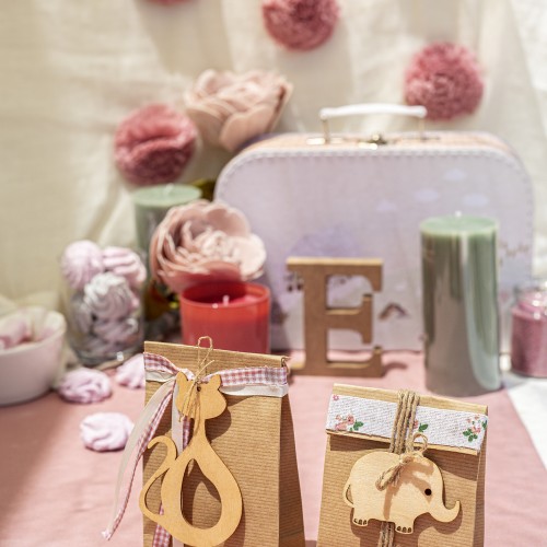 Μπομπονιέρες με craft σακουλάκια διακοσμημένες με ξύλινα στοιχεία ζωάκια και διάφορες κορδέλες