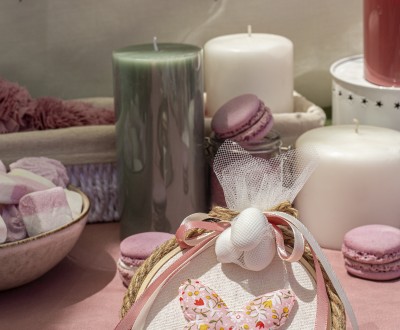 Μπομπονιέρα με ξύλινο τελάρο τυλιγμένο με σχοινί, floral υφασμάτινη πεταλούδα και διάφορες κορδέλες