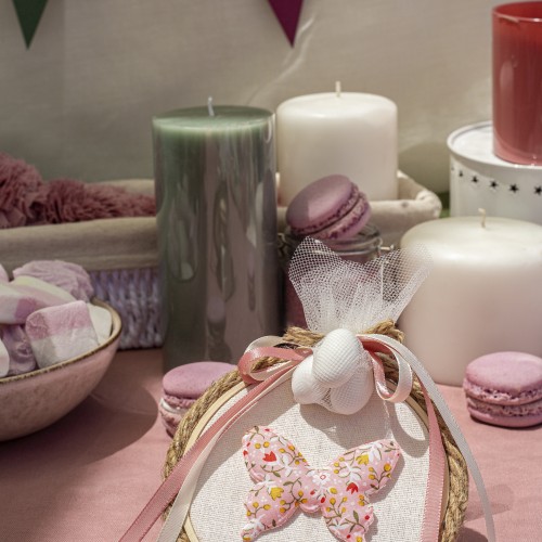 Μπομπονιέρα με ξύλινο τελάρο τυλιγμένο με σχοινί, floral υφασμάτινη πεταλούδα και διάφορες κορδέλες